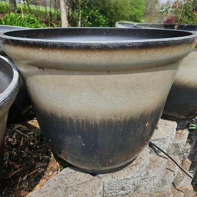 Six Large Two Toned Plastic Planters (BY-DW)