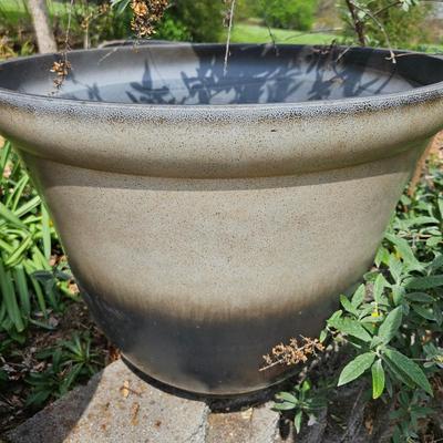 Six Large Two Toned Plastic Planters (BY-DW)