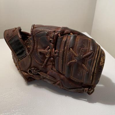 1960s Rawlings Johnny Groth Model Glove