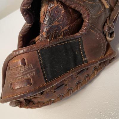 1960s Rawlings Johnny Groth Model Glove