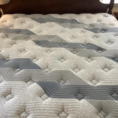 Thomasville King bed, headboard 71â€H posts, footboard 30â€H mattress included