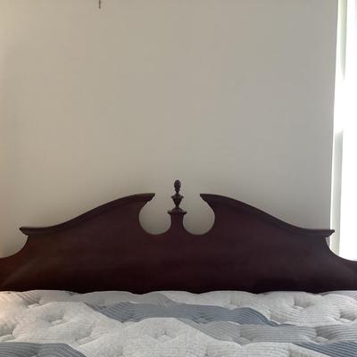 Thomasville King bed, headboard 71â€H posts, footboard 30â€H mattress included