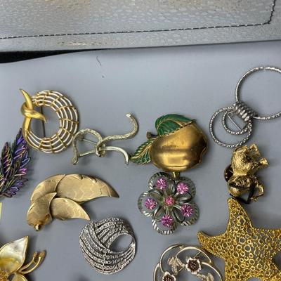 Lot of vintage brooches