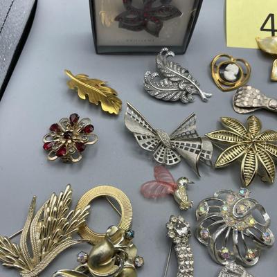 Lot of vintage brooches