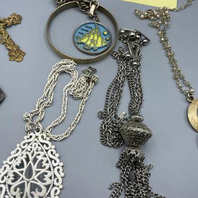 Lot of vintage necklaces & pendants