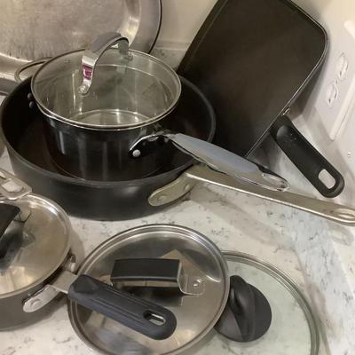 Kitchen pots lot 1