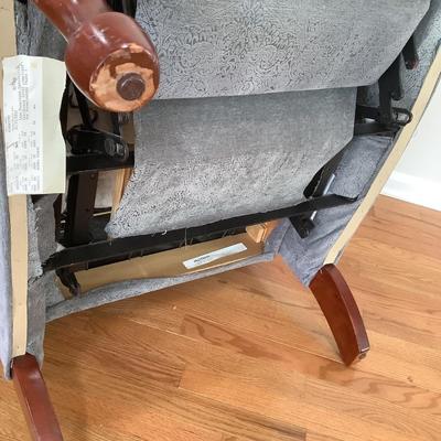 Lane furniture wing back reclining chair 41â€H 28â€W 36â€depth & drop leaf table 22â€H 16â€diameter