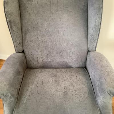 Lane furniture wing back reclining chair 41â€H 28â€W 36â€depth & drop leaf table 22â€H 16â€diameter