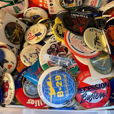 LOT 82AT: Collection of Vintage Buttons