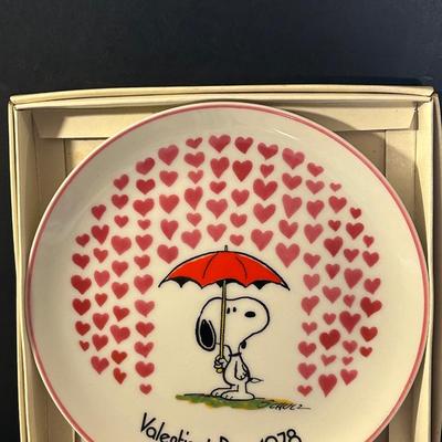 LOT 94AT: Vintage Snoopy 1970's Collectors Plates