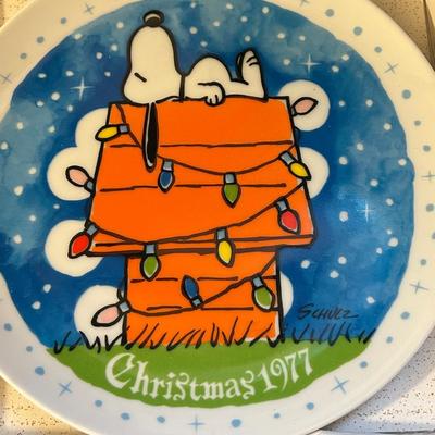 LOT 94AT: Vintage Snoopy 1970's Collectors Plates
