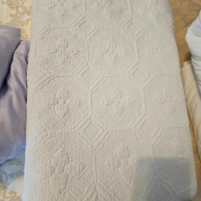 Queen size bed linens