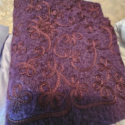 Queen size bed linens