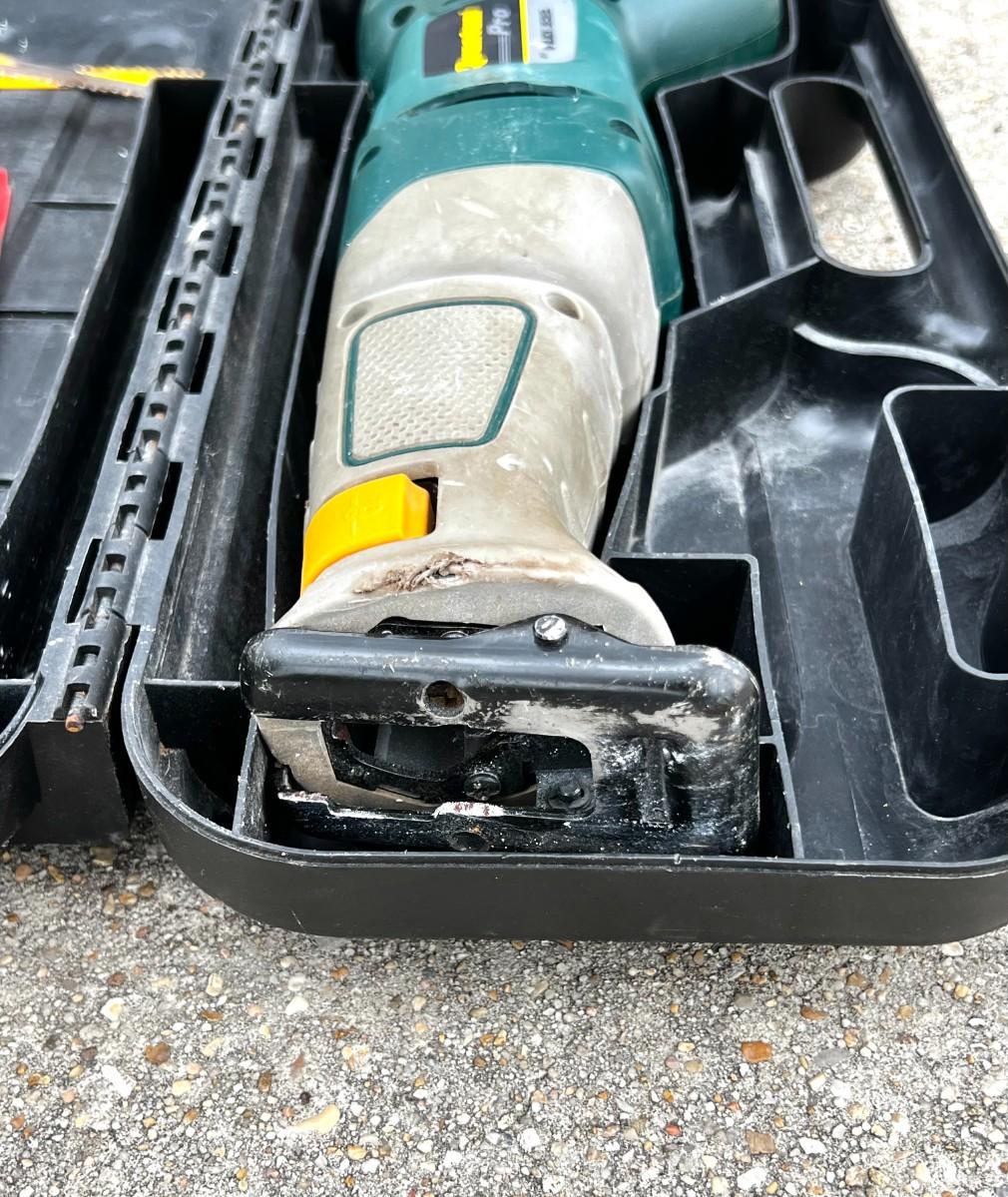 Black & Decker Quantum Pro Reciprocating Saw with Blades and Case