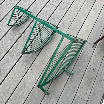 Green Metal Corner Plant Stands & Yard Art (BD-RG)