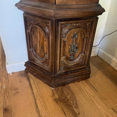Lighted Curio Cabinet (D-MG)