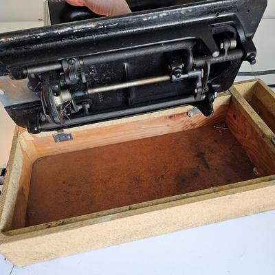 Vintage Singer Sewing Machine w/Case & More (UC-JS)