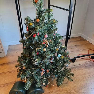 Christmas Home Decor & More (UCC-JS)
