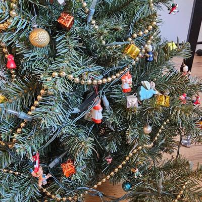 Christmas Home Decor & More (UCC-JS)
