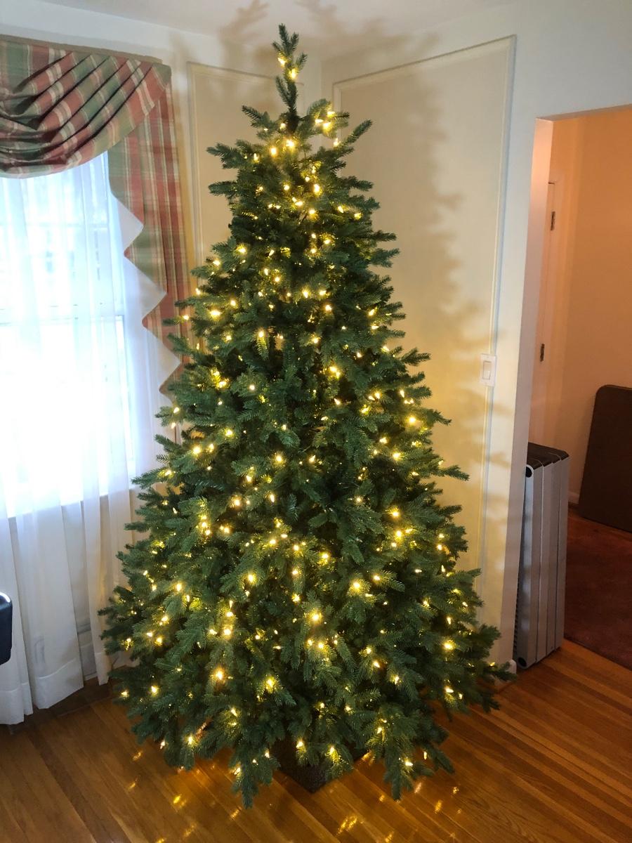 LOT 136L 7.5foot Lighted Christmas Tree w/ Rubbermaid Storage Bags