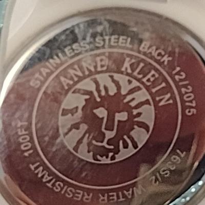 Pair of Women's Fashion Wrist Watches Citizens and Victorinox Swiss Army (#10)