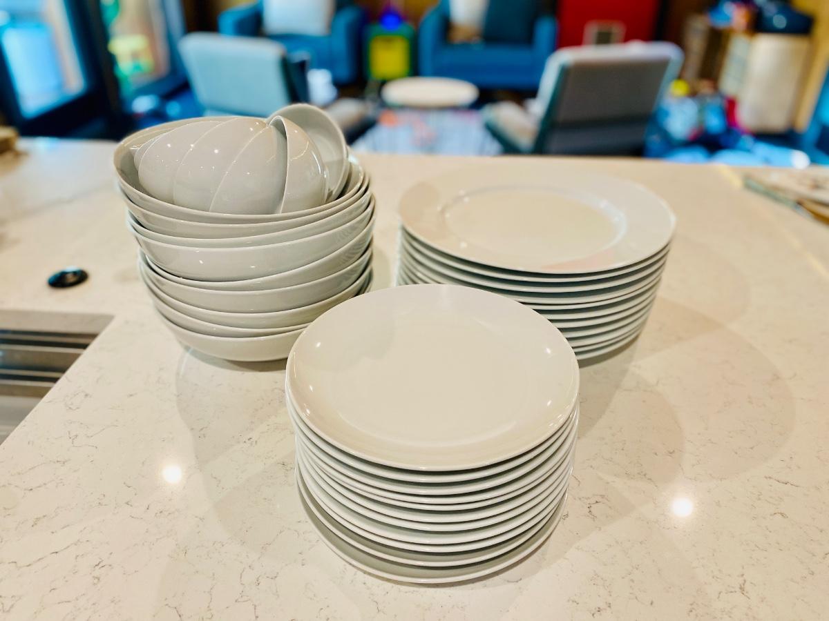 Pier 1 Dishes | EstateSales.org