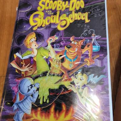 Lot of 11 vhs kids movies, 9 scooby doo and 2 others