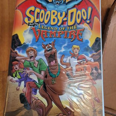 Lot of 11 vhs kids movies, 9 scooby doo and 2 others