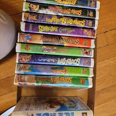 Lot of 11 vhs kids movies, 9 scooby doo and 2 others