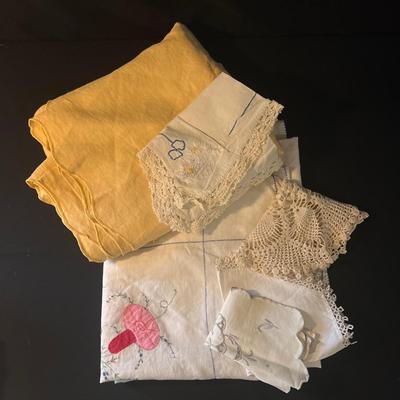 Vintage Linens and Placemats (D-DZ)