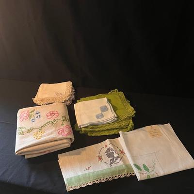 Vintage Linens and Placemats (D-DZ)