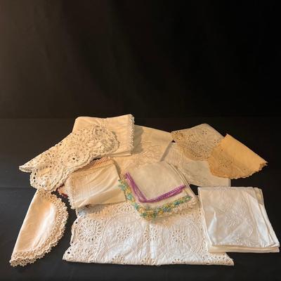 Vintage Linens and Placemats (D-DZ)