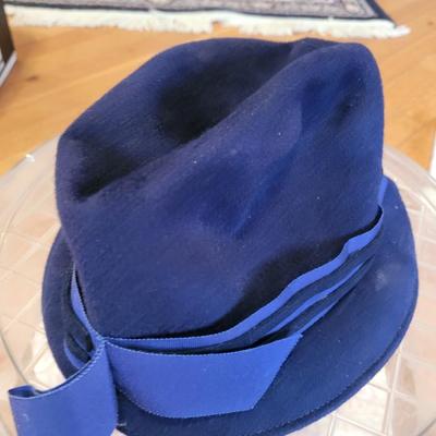 Vintage hatbox with ladies glenover wool hat