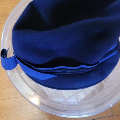 Vintage hatbox with ladies glenover wool hat