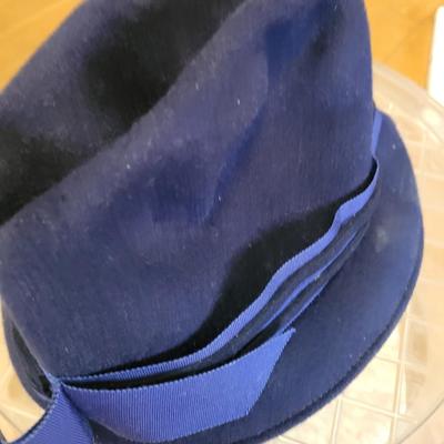 Vintage hatbox with ladies glenover wool hat