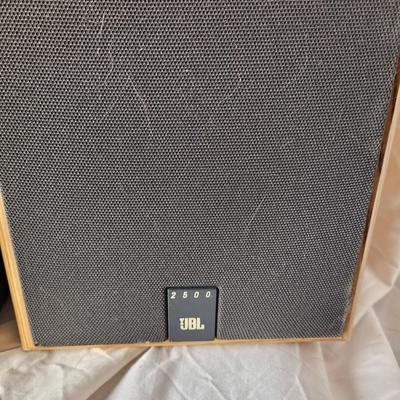 2 JBL Bookshelf speakers 2500 series