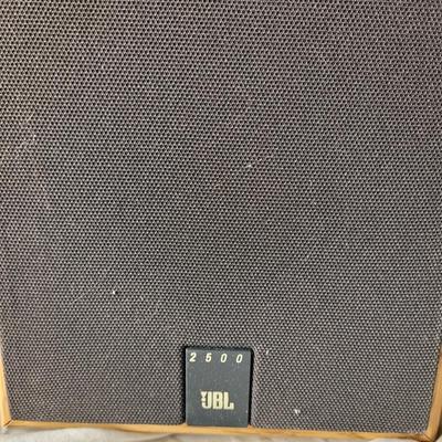 2 JBL Bookshelf speakers 2500 series