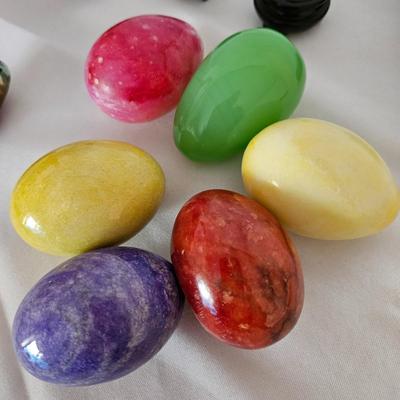 Decorative Eggs Made of Stone and Wood (UB-DW)