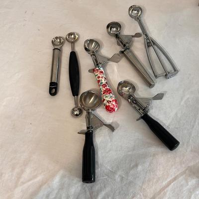Kitchen Utensils and Tools (DR-DZ)