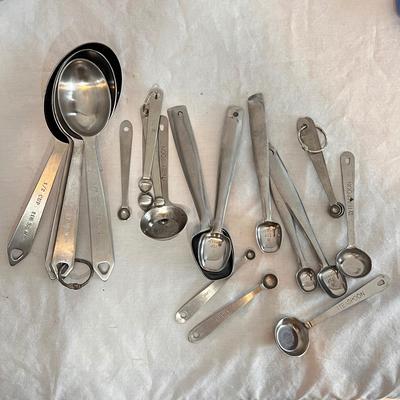 Kitchen Utensils and Tools (DR-DZ)