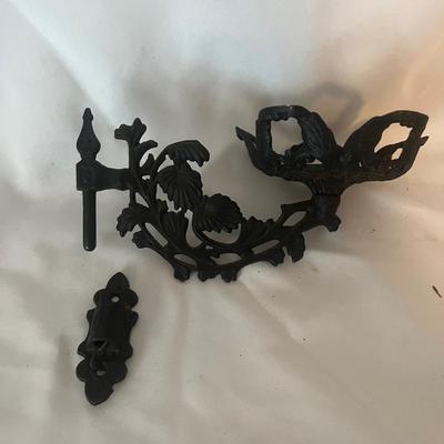 Wrought Iron Wall Mounts for Oil Lamps (UC-MG)
