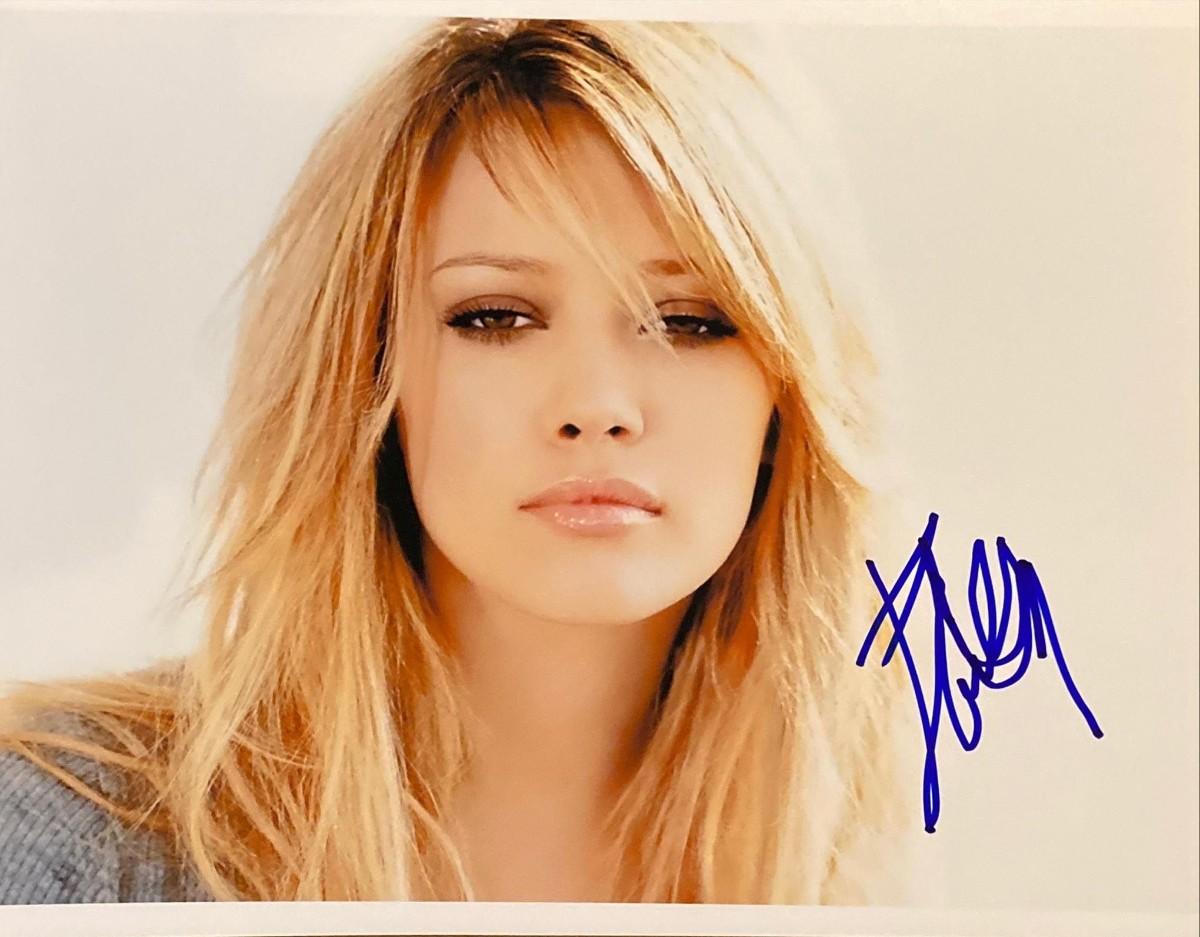 Hilary Duff Signed Photo | EstateSales.org