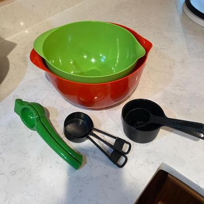 Mixing bowl, Juicer, Measuring Lot