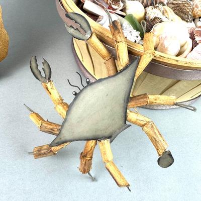 G020 Large Basket of Shells with Crab Decor and Seahorse Cutting Board