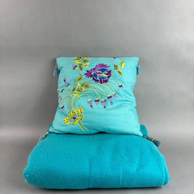 FR083 Turquoise Floral Pillow with Blanket