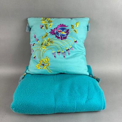 FR083 Turquoise Floral Pillow with Blanket