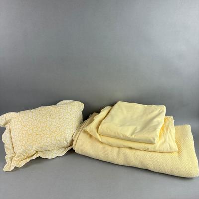 FR085 Queen Yellow Sheet Set with Accent Pillow