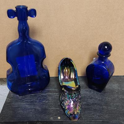 Violin bottle, bottle with stopper and carnival shoe