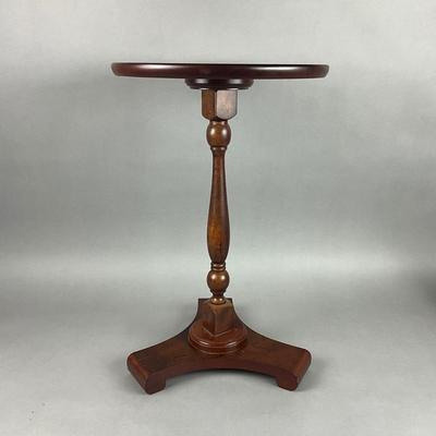 U221 Small Mahogany Pedestal Table / Stand