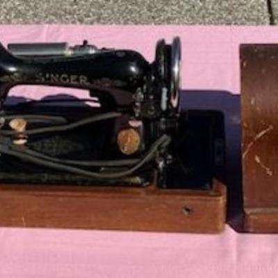 Vintage Singer Sewing Machine In Wooden Box With Accessories